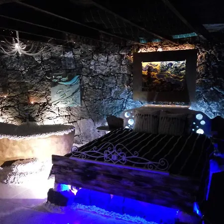 Aloelux ! - Private With Jacuzzi, Cinema ,massage ,wonderful View, Art Desing Vila